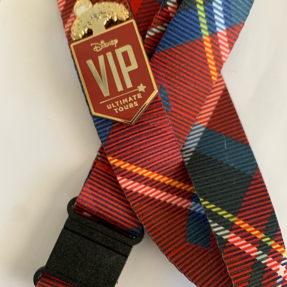 Disney VIP Tours - VIP lanyard medal - Picture 4 of 15